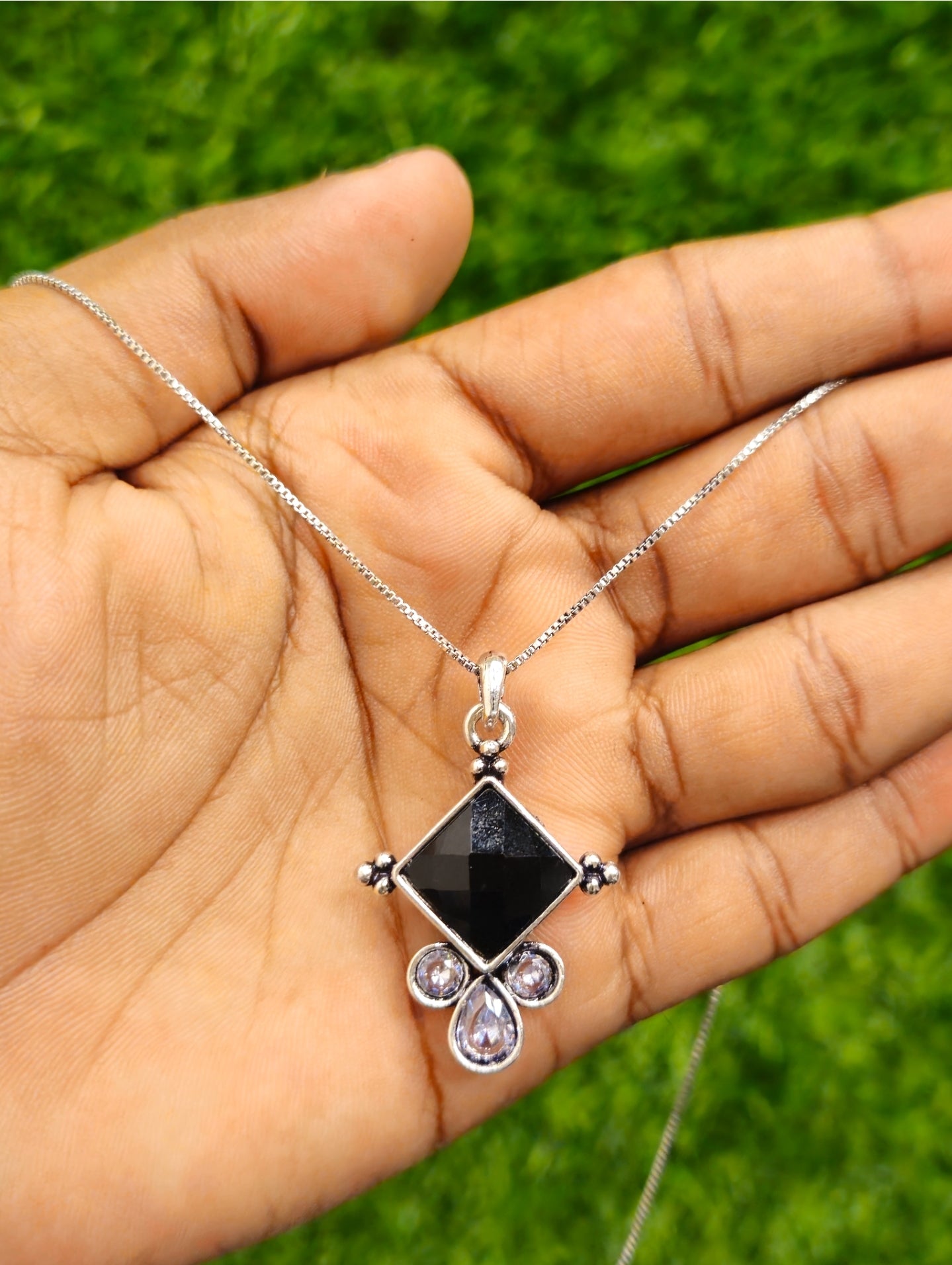 Lahariya Pendant P8